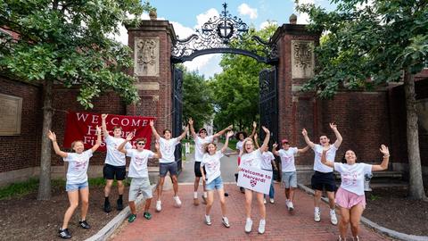 Orientation welcome student crew in front of Johnston Gate welcoming first-year students and families into the Yard on move-in day.